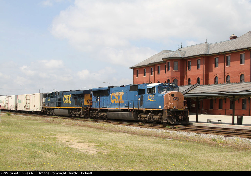 CSX 4705 & 5278 lead train Q740-19 northbound past the station